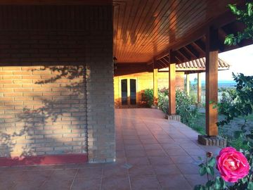 SE VENDE O ARRIENDA CASA CON TERRENO DE 60.000 M2,PLANO PISCINA POZO CASA PPAL DE DOS PISOS AVALUO FISCAL UF.14.450 VENTA UF 11.000  DORM.6  ARRIENDO $3.200.000