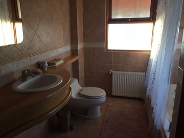 SE VENDE O ARRIENDA CASA CON TERRENO DE 60.000 M2,PLANO PISCINA POZO CASA PPAL DE DOS PISOS AVALUO FISCAL UF.14.450 VENTA UF 11.000  DORM.6  ARRIENDO $3.200.000