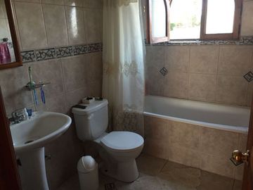 SE VENDE O ARRIENDA CASA CON TERRENO DE 60.000 M2,PLANO PISCINA POZO CASA PPAL DE DOS PISOS AVALUO FISCAL UF.14.450 VENTA UF 11.000  DORM.6  ARRIENDO $3.200.000
