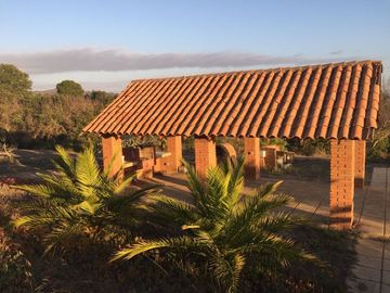SE VENDE O ARRIENDA CASA CON TERRENO DE 60.000 M2,PLANO PISCINA POZO CASA PPAL DE DOS PISOS AVALUO FISCAL UF.14.450 VENTA UF 11.000  DORM.6  ARRIENDO $3.200.000