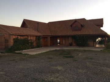 SE VENDE O ARRIENDA CASA CON TERRENO DE 60.000 M2,PLANO PISCINA POZO CASA PPAL DE DOS PISOS AVALUO FISCAL UF.14.450 VENTA UF 11.000  DORM.6  ARRIENDO $3.200.000