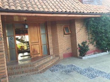 SE VENDE O ARRIENDA CASA CON TERRENO DE 60.000 M2,PLANO PISCINA POZO CASA PPAL DE DOS PISOS AVALUO FISCAL UF.14.450 VENTA UF 11.000  DORM.6  ARRIENDO $3.200.000