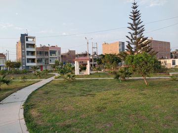 REMATO CASA DE CUATRO PISOS FRENTE A PARQUE!