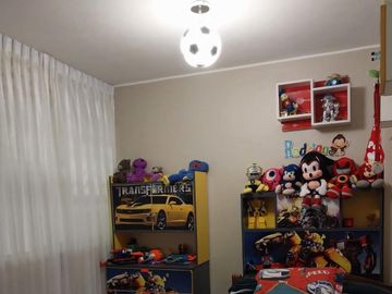 REMATO CASA DE CUATRO PISOS FRENTE A PARQUE!