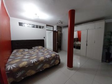 REMATO CASA DE CUATRO PISOS FRENTE A PARQUE!