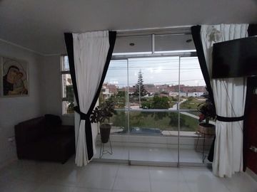 REMATO CASA DE CUATRO PISOS FRENTE A PARQUE!