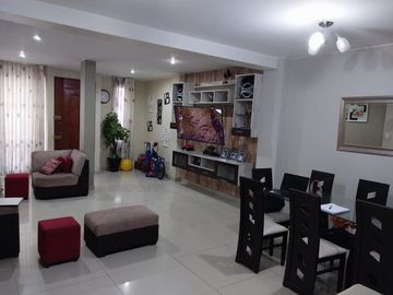 REMATO CASA DE CUATRO PISOS FRENTE A PARQUE!