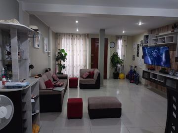REMATO CASA DE CUATRO PISOS FRENTE A PARQUE!