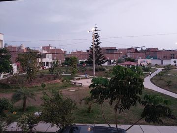 REMATO CASA DE CUATRO PISOS FRENTE A PARQUE!