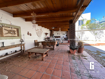 CASA EN VENTA EN LA CAÑADA CON PATIO MUY AMPLIO