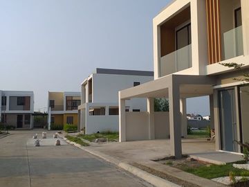 The Elegant 2 Storey House for Sale in Anyana Enclave
