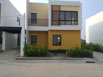 The Elegant 2 Storey House for Sale in Anyana Enclave