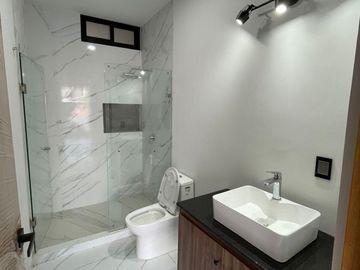 Casa con roof garden y recámara en planta baja en venta