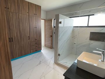 Casa con roof garden y recámara en planta baja en venta