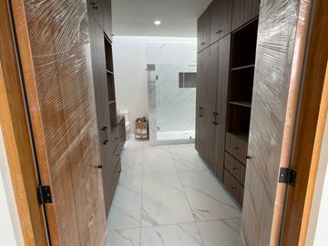 Casa con roof garden y recámara en planta baja en venta