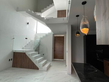 Casa con roof garden y recámara en planta baja en venta