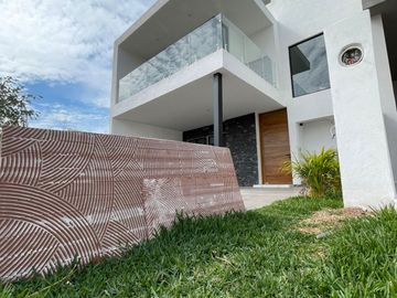 Casa con roof garden y recámara en planta baja en venta