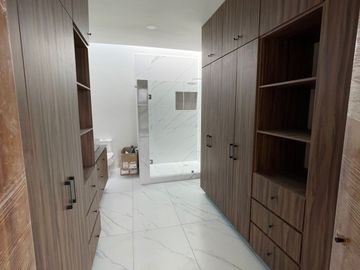 Casa con roof garden y recámara en planta baja en venta