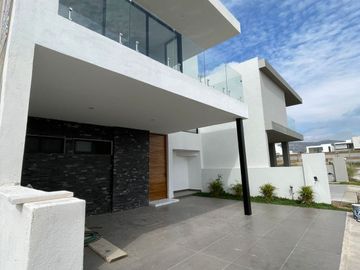 Casa con roof garden y recámara en planta baja en venta