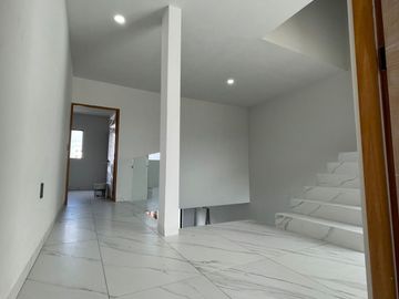 Casa con roof garden y recámara en planta baja en venta
