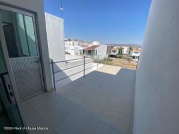 Casa, estudio, 3 recamaras, cuarto de servicio, roof - VENTA. Cumbres del Lago