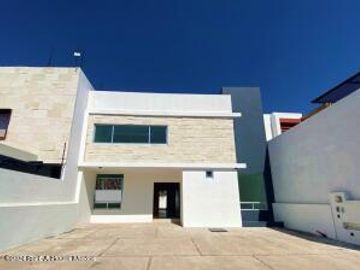 Casa, estudio, 3 recamaras, cuarto de servicio, roof - VENTA. Cumbres del Lago