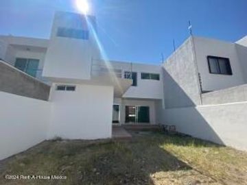 Casa, estudio, 3 recamaras, cuarto de servicio, roof - VENTA. Cumbres del Lago