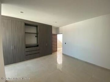 Casa, estudio, 3 recamaras, cuarto de servicio, roof - VENTA. Cumbres del Lago