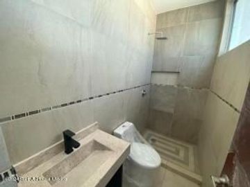 Casa, estudio, 3 recamaras, cuarto de servicio, roof - VENTA. Cumbres del Lago