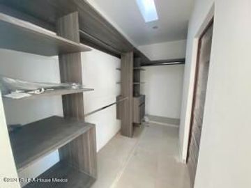 Casa, estudio, 3 recamaras, cuarto de servicio, roof - VENTA. Cumbres del Lago