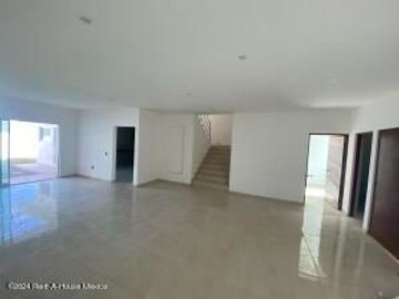 Casa, estudio, 3 recamaras, cuarto de servicio, roof - VENTA. Cumbres del Lago