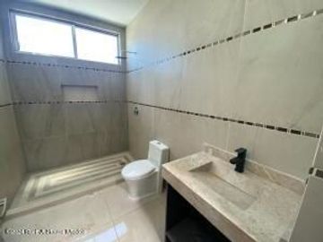 Casa, estudio, 3 recamaras, cuarto de servicio, roof - VENTA. Cumbres del Lago