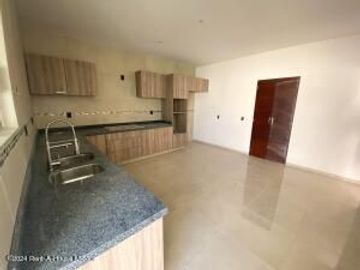 Casa, estudio, 3 recamaras, cuarto de servicio, roof - VENTA. Cumbres del Lago