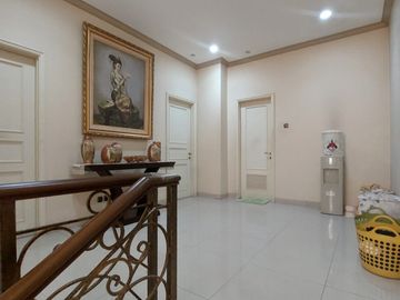 Best Deal! Rumah Cluster Venice, full furnish, hadap barat laut!