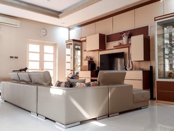 Best Deal! Rumah Cluster Venice, full furnish, hadap barat laut!