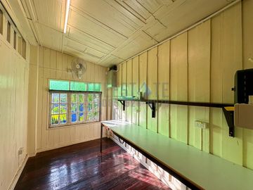 Commercial Building for Restaurant or Coffee Shop Business for Sale in San Sai