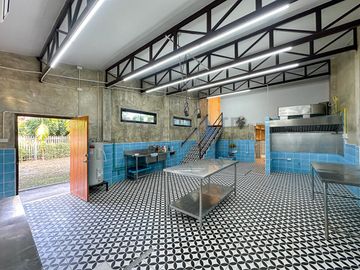 Commercial Building for Restaurant or Coffee Shop Business for Sale in San Sai