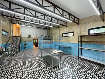 Commercial Building for Restaurant or Coffee Shop Business for Sale in San Sai