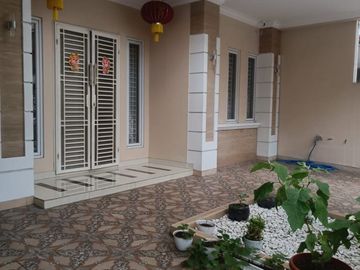 DI RUMAH SEKTOR GADING SERPONG SIAP HUNI LEBAR 9 HADAP UTARA FULL RENOVASI SEMI FURNISHED