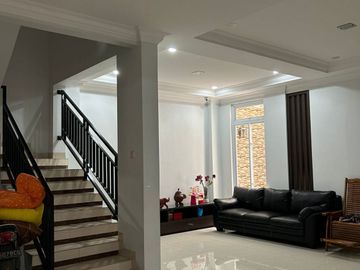 DI RUMAH SEKTOR GADING SERPONG SIAP HUNI LEBAR 9 HADAP UTARA FULL RENOVASI SEMI FURNISHED