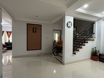 DI RUMAH SEKTOR GADING SERPONG SIAP HUNI LEBAR 9 HADAP UTARA FULL RENOVASI SEMI FURNISHED
