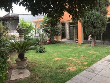 Innueble con Casa, Jardines, Oficinas Corporativas, Bodegas y Patio de maniobras