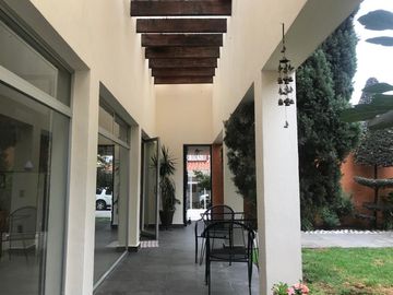 Innueble con Casa, Jardines, Oficinas Corporativas, Bodegas y Patio de maniobras