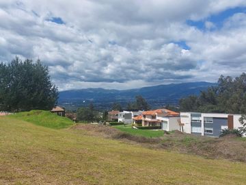 Terreno de venta en Cumbaya cerca al colegio terranova