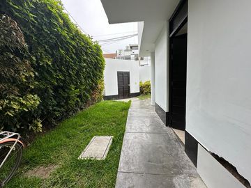 LINDA CASA CON PATIO Y JARDÍN EN CONDOMINIO