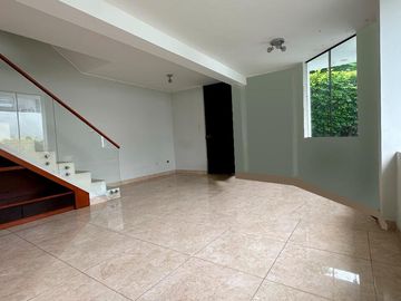 LINDA CASA CON PATIO Y JARDÍN EN CONDOMINIO