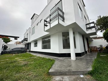 LINDA CASA CON PATIO Y JARDÍN EN CONDOMINIO