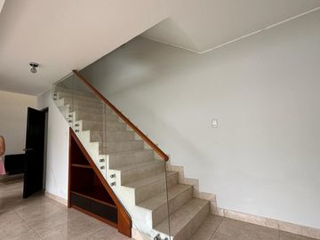 LINDA CASA CON PATIO Y JARDÍN EN CONDOMINIO