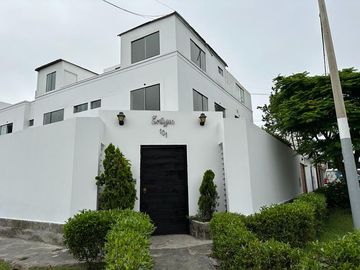 LINDA CASA CON PATIO Y JARDÍN EN CONDOMINIO