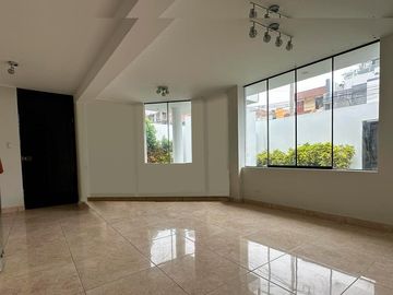 LINDA CASA CON PATIO Y JARDÍN EN CONDOMINIO